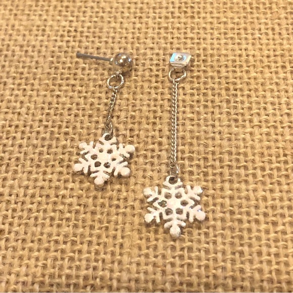 Set of 2 Christmas Earrings- silver tone post, trees & snowflakes - Picture 8 of 12